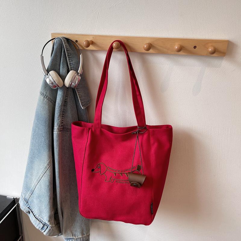 

2025 осень и зима тканевая сумка женская простая на плечо большой вместимости сумка для покупок студенческая повседневная с принтом букв сумка-мессенджер для поездок на работу красный