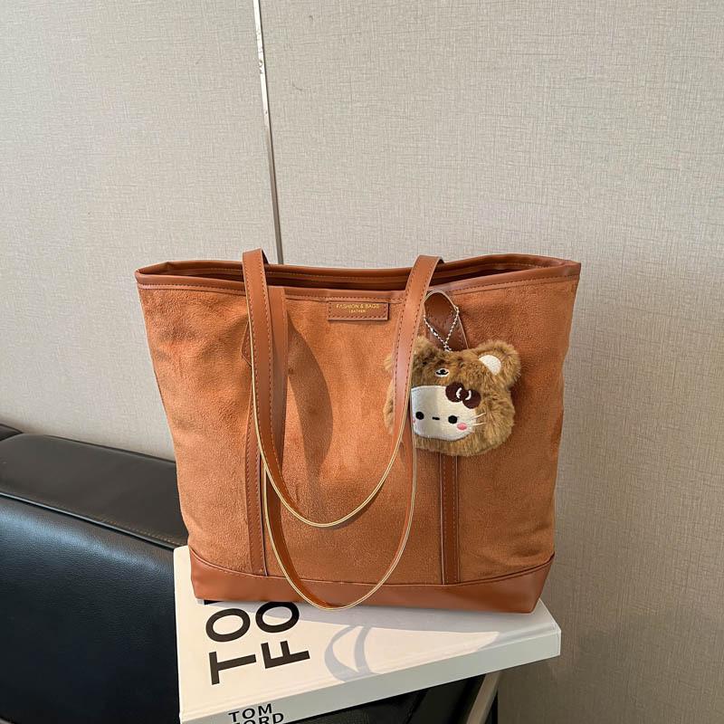 Casual Womens Big Shoulder Bag Made Of Suede Material With Zipper Closure For Commuting