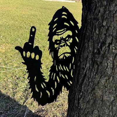 Peeping Animal Sign Metal Middle Finger Squirrel Sign Outdoor Flipping Off Deer Yard Art Decoration Rustic Animal Wall Art Ornament
