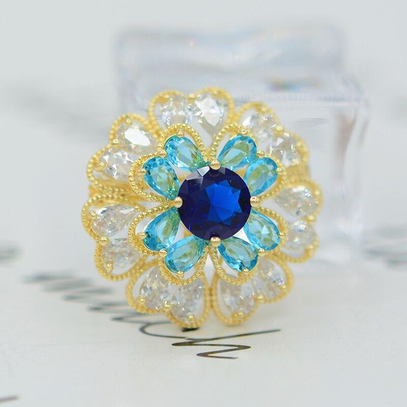Blucome Luxury Fashion Flower Brooch Rhinestone Copper Pins for Women Weddings Party Office Corsage Lapel Pins Nwe Year Gifts
