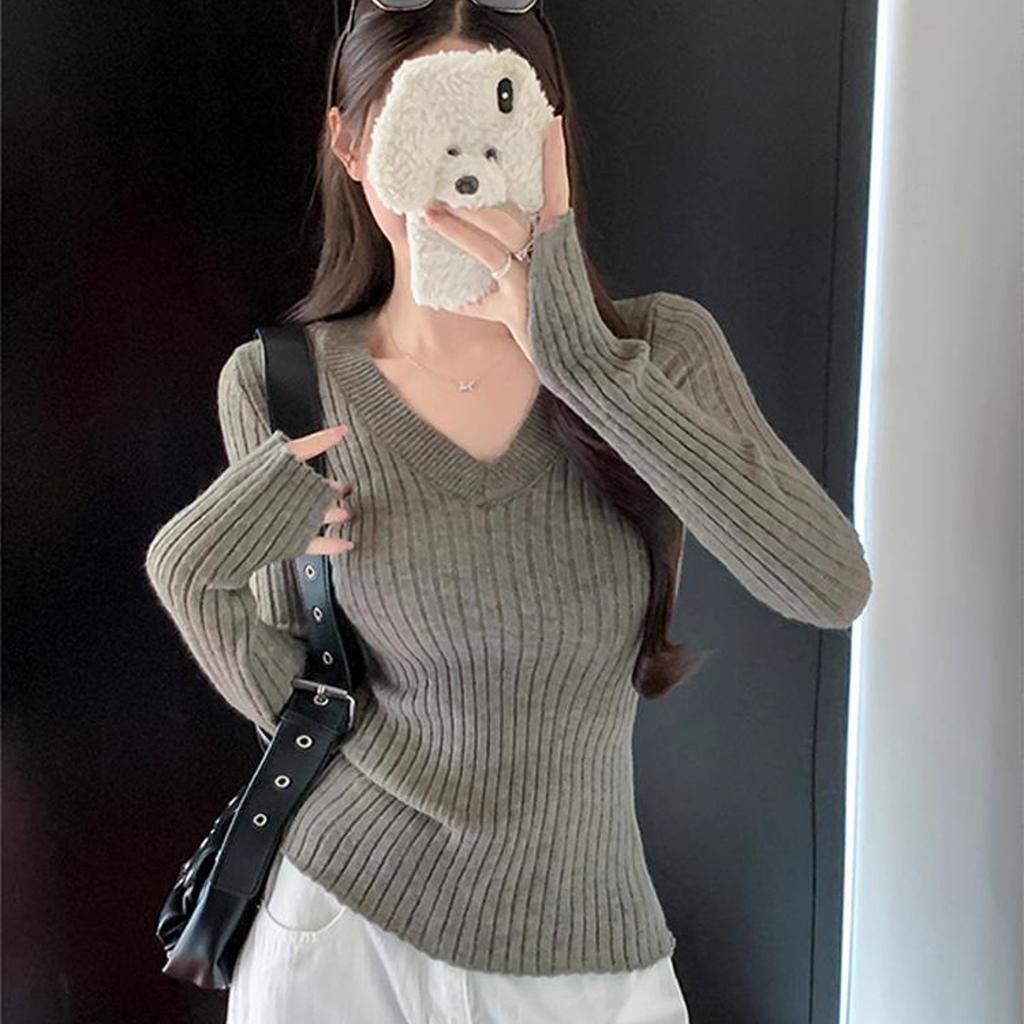 This Is A New Autumn Casual Style, Slimming and Versatile Design with A Pit Pattern V-neck Long-sleeved Knitted Sweater for Women