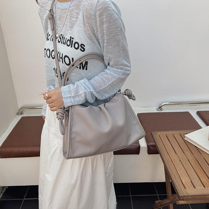 Nischdesign plisserad axelväska dam ny mångsidig litterär axelväska stor kapacitet messenger bag