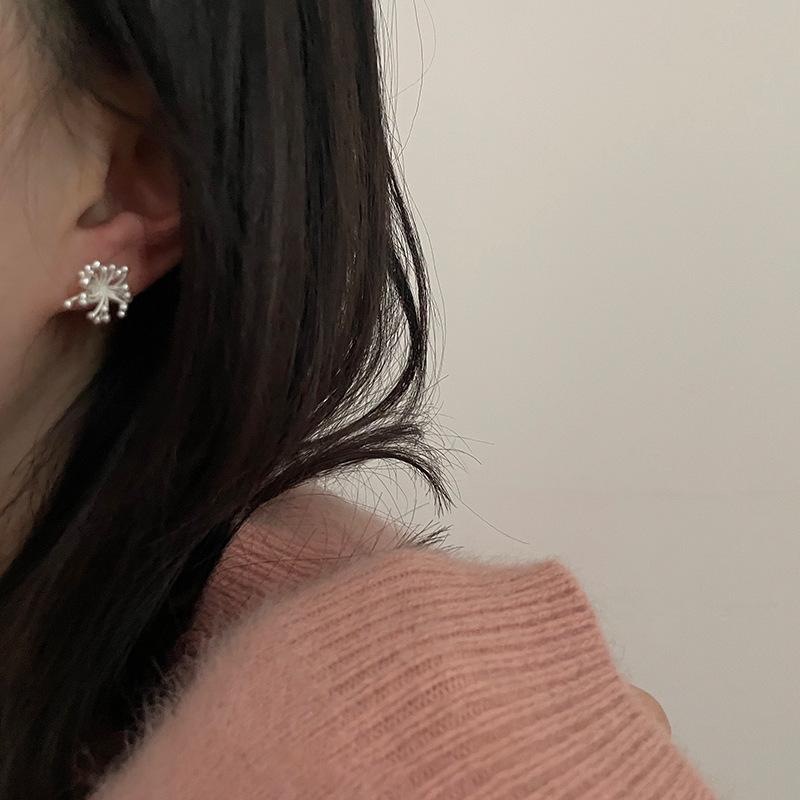 Exquisite Retro Hong Kong Firework Stud Earrings: Stylish, Trendy, and Versatile Accessories for Women