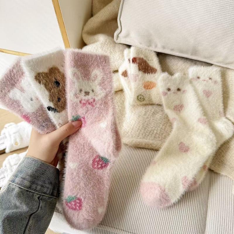 Comfortable and Warm Mink Fleece Socks for Autumn and Winter, Women's Warm Fleece Mid-calf Socks, Cartoon Soft and Versatile Casual Socks