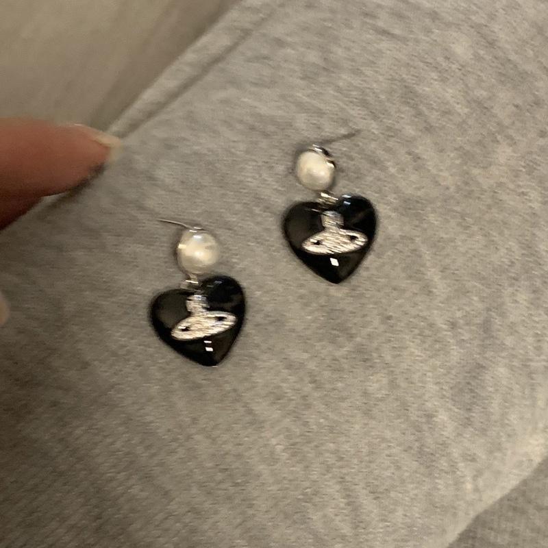 Černé Náušnice Saturn ve tvaru Srdce s Kamínky Jedinečný Design Vysoký Styl