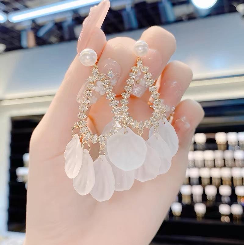 

Zircon water drop earrings women s acrylic petal pieces fringed earrings stud earrings women s fashion face thin ear jewelry