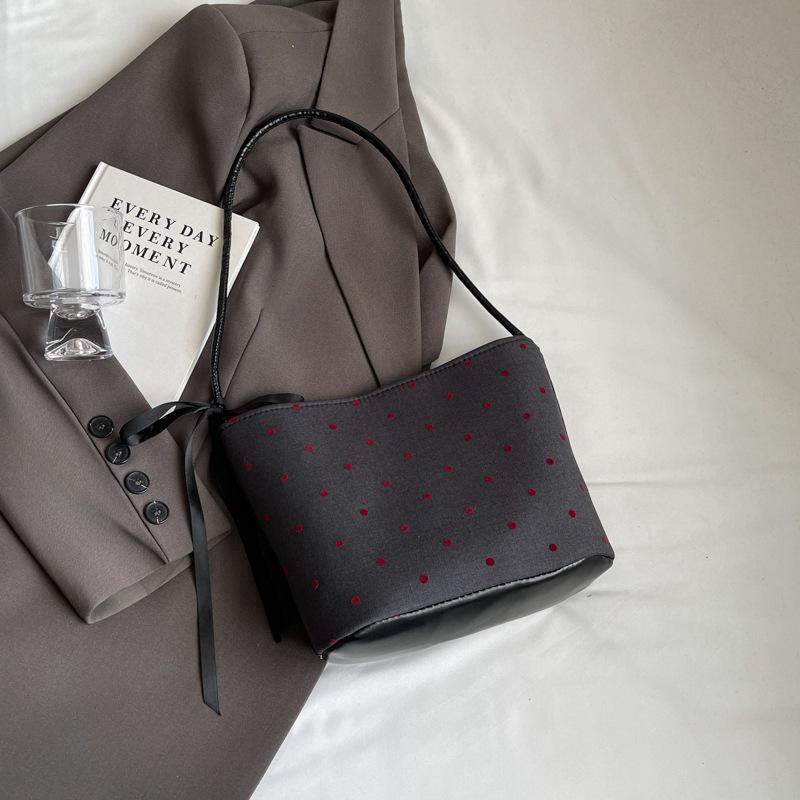 

Casual niche bag women s 2024 summer new foreign style shoulder armpit bag fashion portable fashion bucket bag