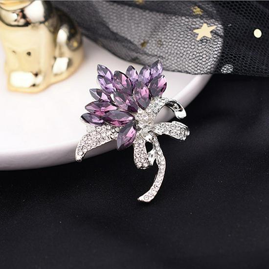 Elegante Perlen-Strass-Brosche: Damen Exquisite Brosche im Stil kleiner Duft und Seidentuch-Schnalle