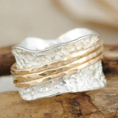 Zweifarbiger Messingring im europäischen und amerikanischen Stil mit gehämmertem Design - Personalisierter, trendiger und kreativer Handschmuck.