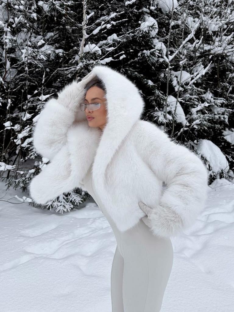 Manufacturer's imitation fur jacket women's European and American fashion hooded fox fur jacket short Ins < unk >