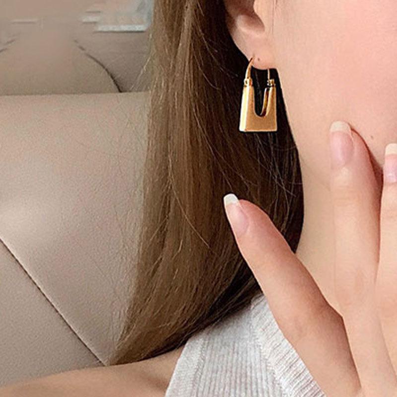 Heavy Work U-shaped Square Geometric Earrings Female Ins Personality Niche Fashion Cold Wind Light Luxury Earrings Personality Elegant Accessories
