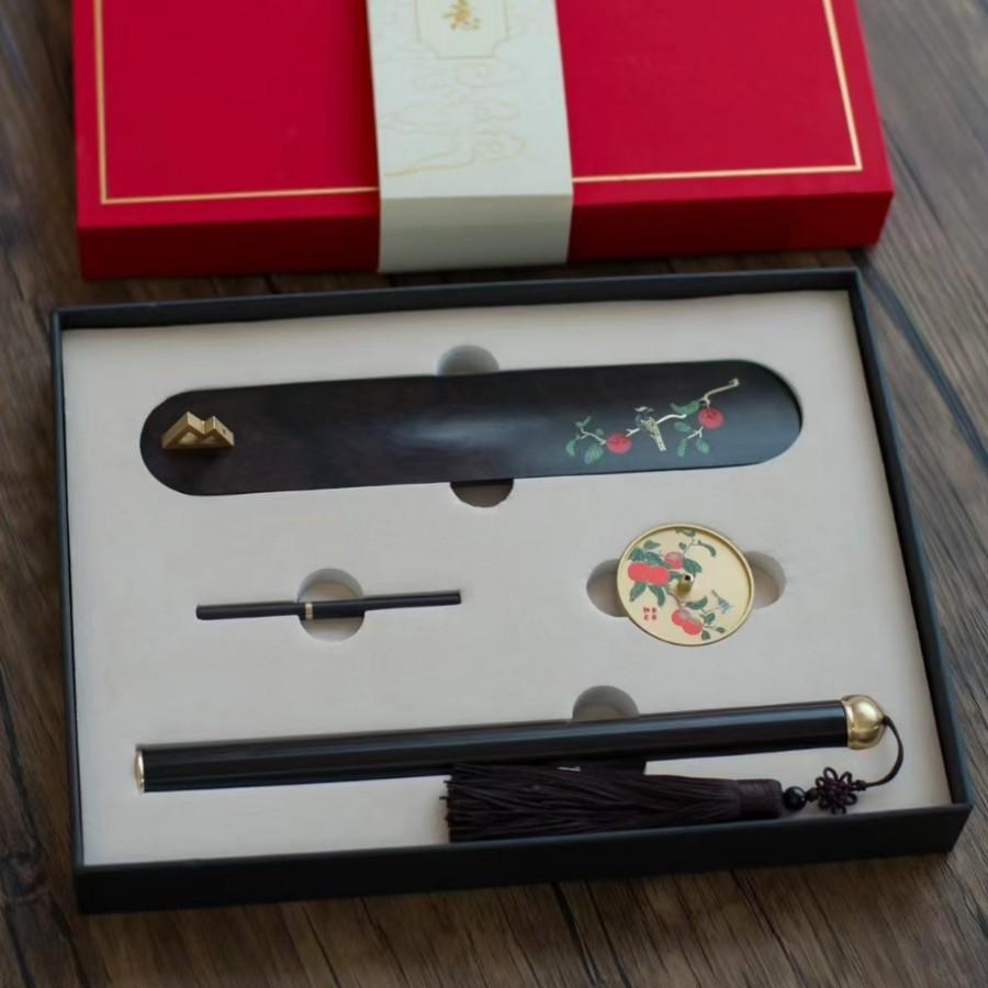 Smooth Harmony: Lixiang Incense Set with Holder & Stand, Creative Souvenir Gift Box, Includes Agarwood & Sandalwood Incense Sticks.