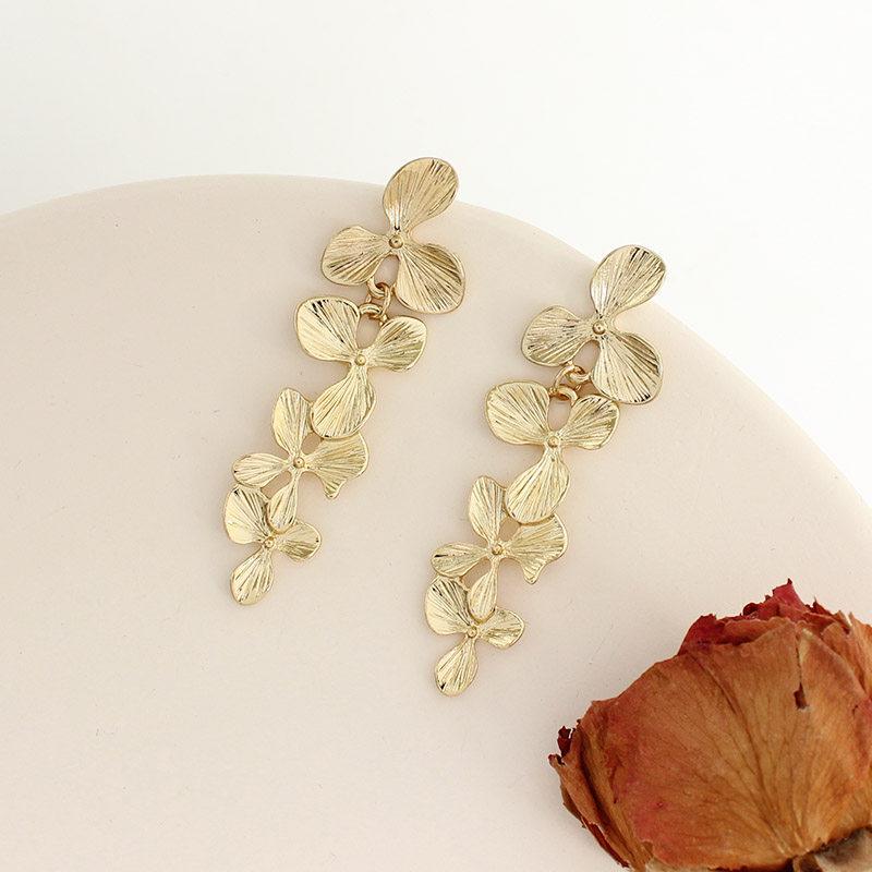 French Romantic Metal Flower Dangle Earrings: Light Luxury, High-End, and Fashionably Unique for Women