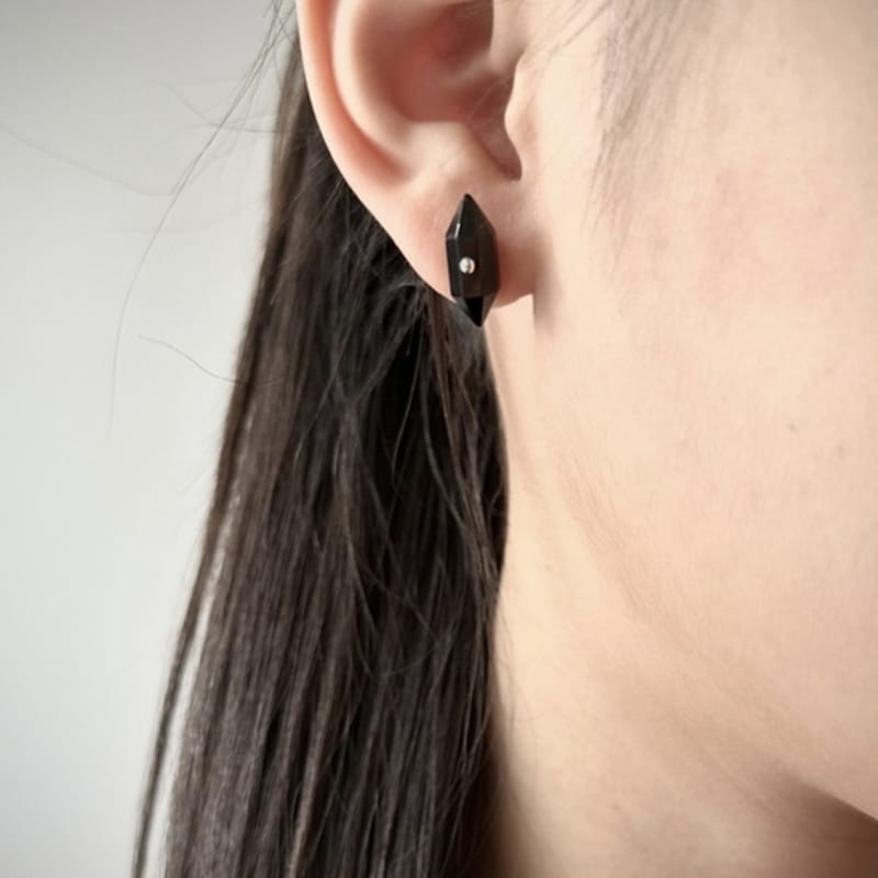 SUZURAN sable seed earring_black tourmaline
