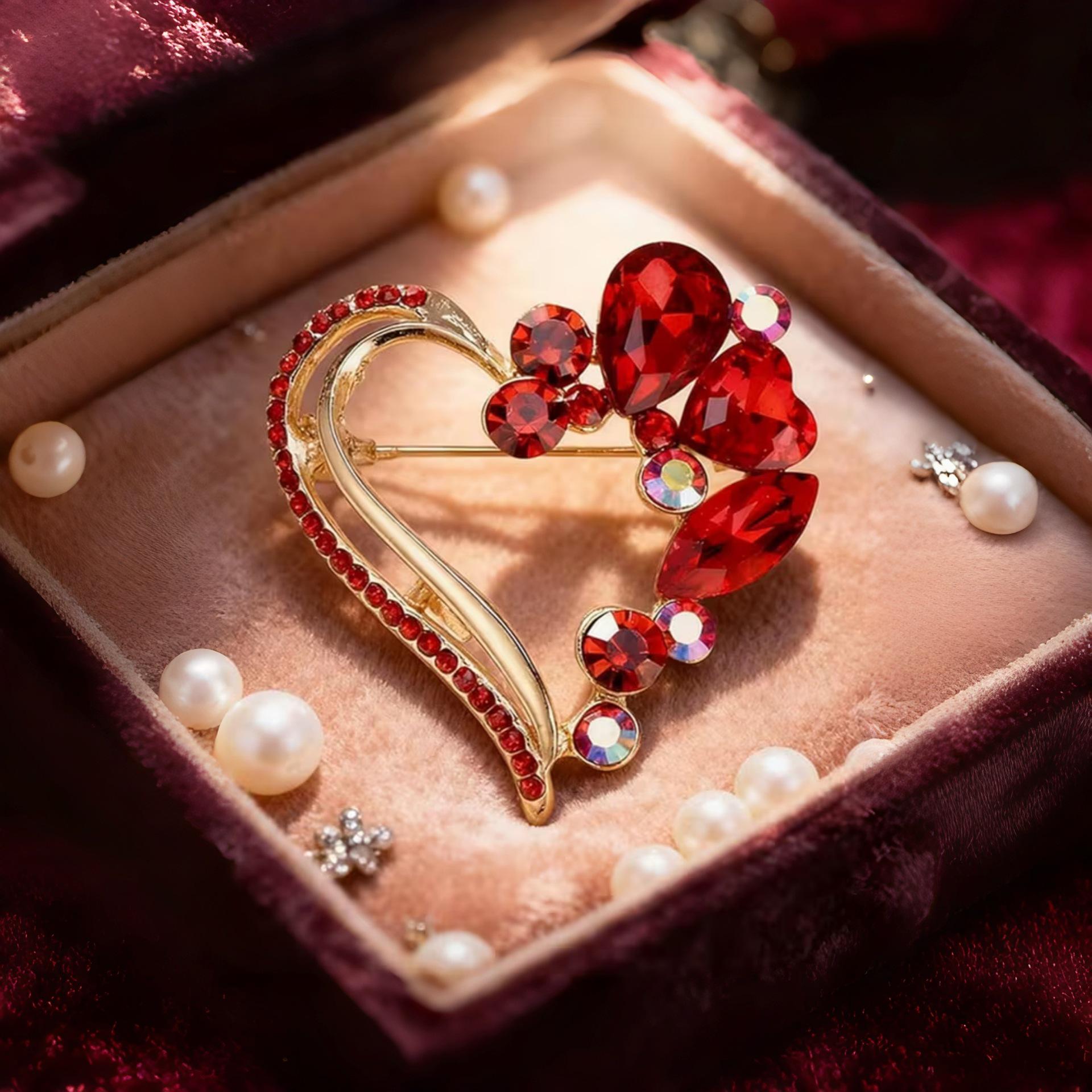 Брошь-сердце с красными хрустальными стразами: Элегантная женская цветочная брошь-аксессуар золотой