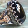 Breiter Unisex-Ring im geschnitzten Felsstil mit Blumenmuster und Schmuck mit künstlichem Edelstein