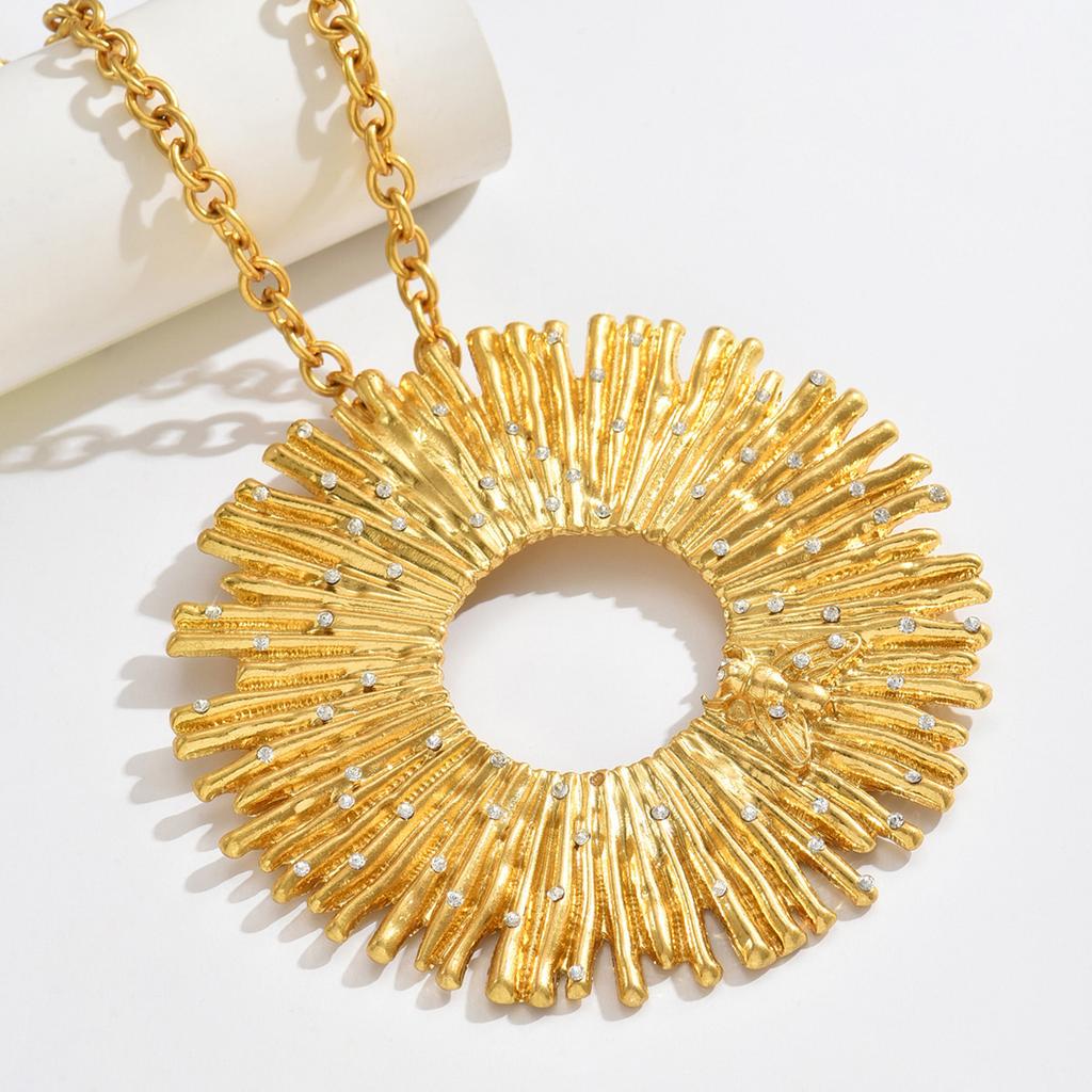 Retro Sunpatterned Rhinestone Necklace Gold Thick Chain Circular Pendant Exaggerated Individual Neck Chain Fashion Women Jewelry