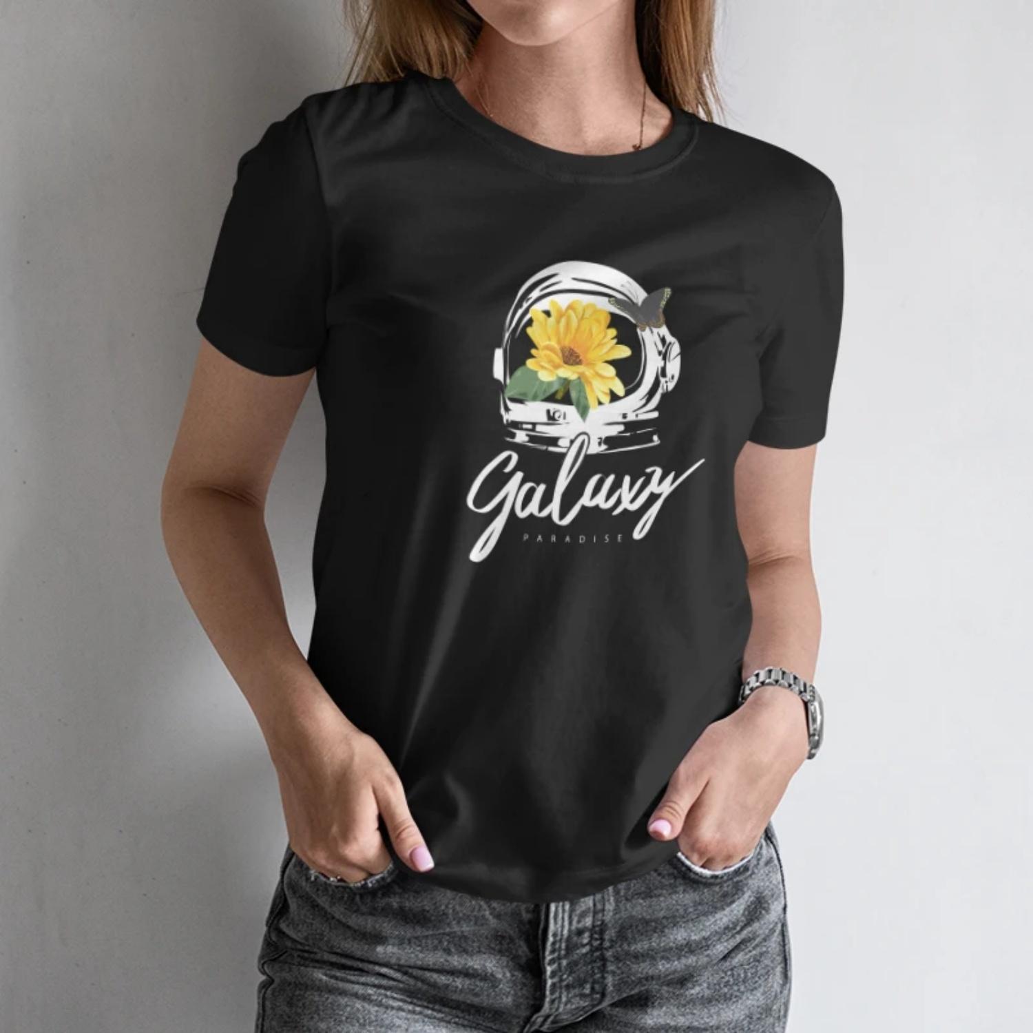 

Women s Short Sleeve Cropped T-Shirt-Astronaut and Sunflower Print Shirt-Galaxy Paradise Style. Suitable for Spring and Summer. S чёрный
