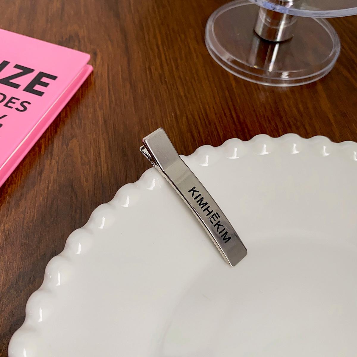 

Пара серебряных шпилек с буквами Mona — шикарные заколки для челки и краев, стильные аксессуары для волос в форме утконоса. Direct Manufacturer Sale