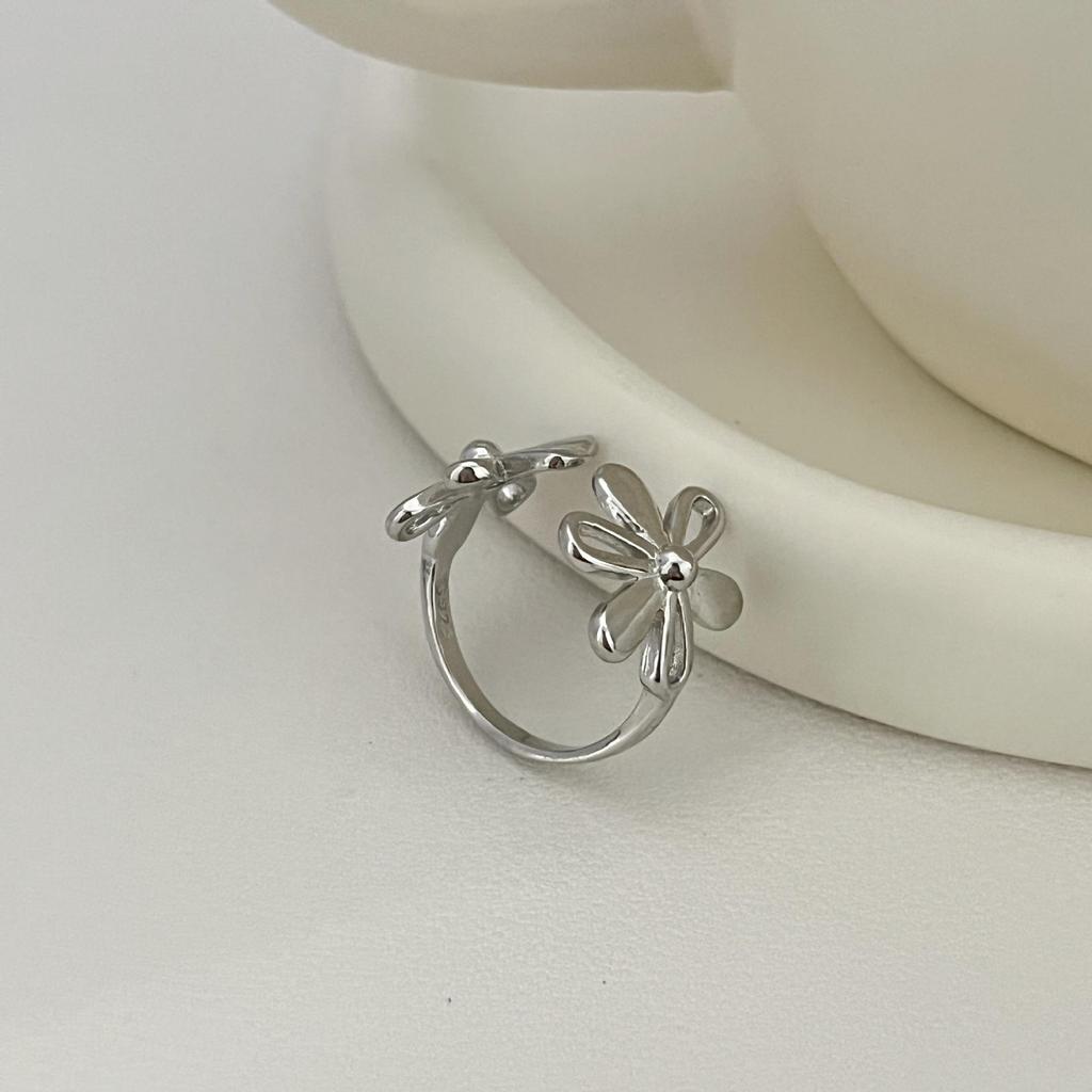 Elegant Geometric Retro Flower Open Ring - Adjustable Fashion Statement for Women