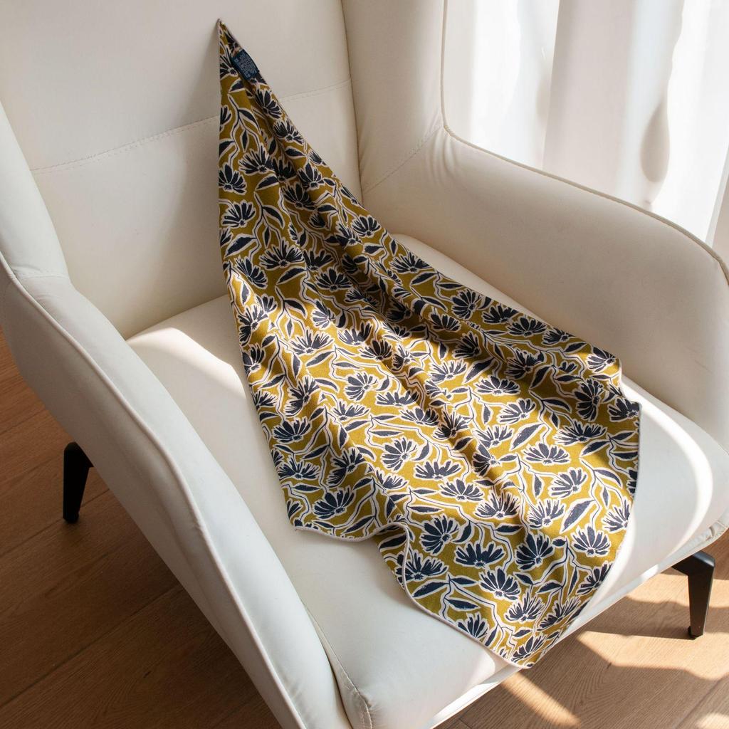 Luxury Hand-Rolled Double-Sided Wool Silk Scarf with Daisy Print, 70cm Square - Hangzhou Silk Gift Edition