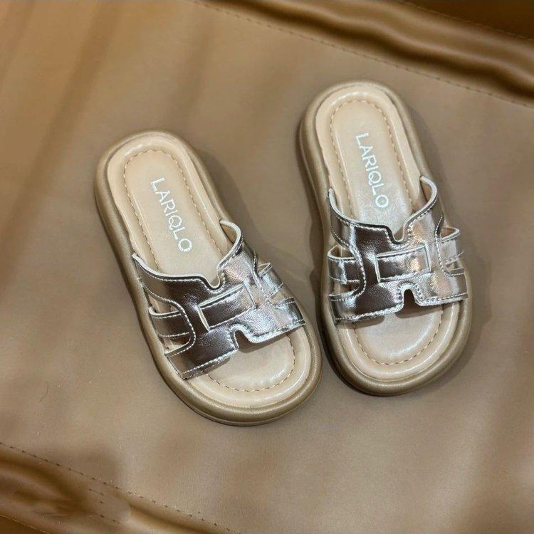 

Girls slippers 2025 summer new girls non-slip one-word drag medium and older children versatile children wear soft bottom sandals 37 серебряный