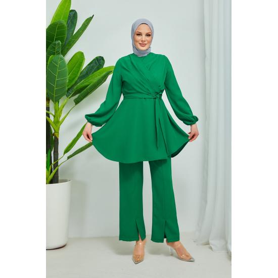 Costum pentru damă, cu guler dublu, cu brâu, din crep hijab