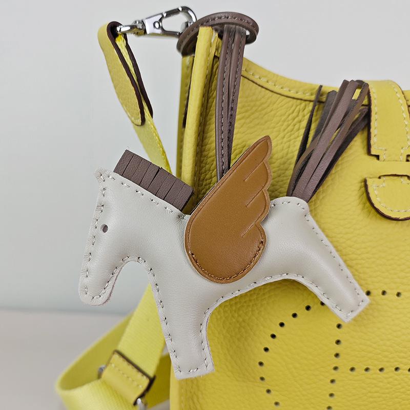Håndsømmet Ekte Skinn Pony Veskeanheng - Søtt Lammeskinn Flygende Hest Design