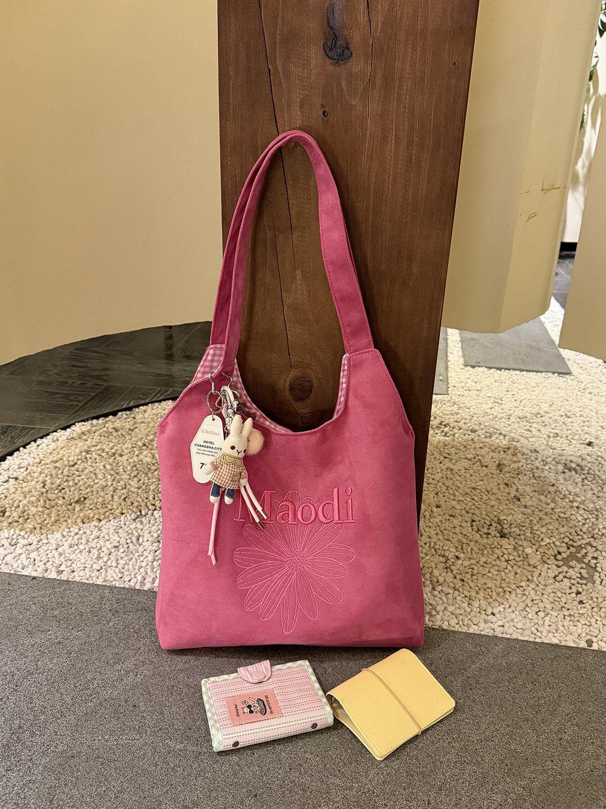 

Korean niche retro letter embroidered suede tote bag women s new large-capacity commuter versatile shoulder messenger bag рожевий