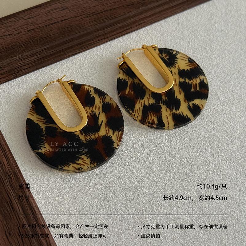 French retro tortoiseshell earrings, Maillard style, leopard print, smudged board, advanced sense, lazy and versatile temperament earrings