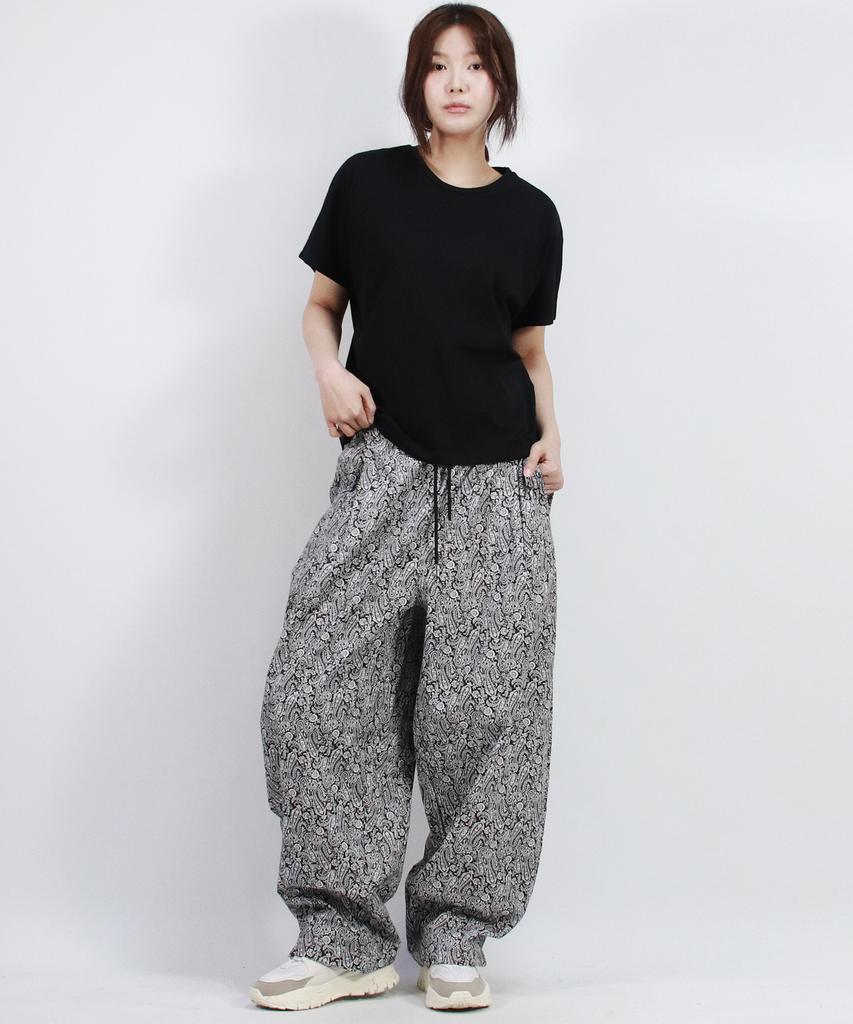 Deumakeu Paisley Side One Tuck Curved Wide Pants Black