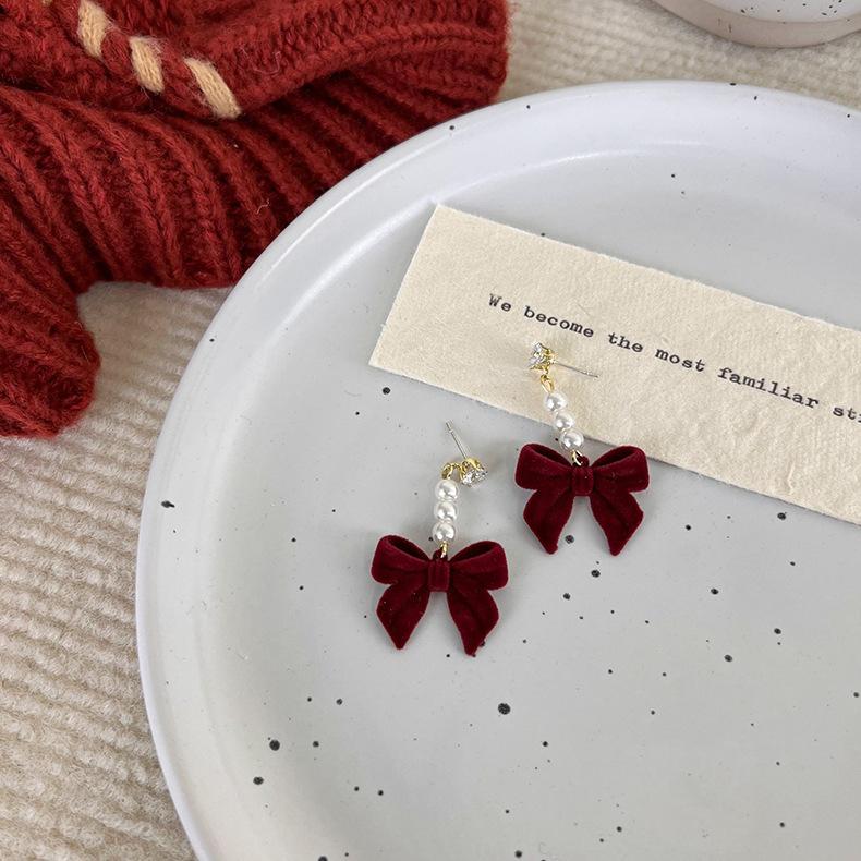 

Красный бархатный бант, жемчужные серьги, женские милые серьги, нишевый дизайн, смысловые шпильки, зажимы для ушей красный