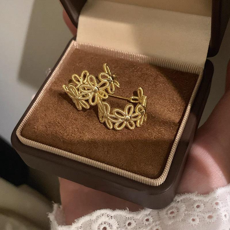 Korean version S sweet hollow flower stud earrings female design Internet celebrity earrings