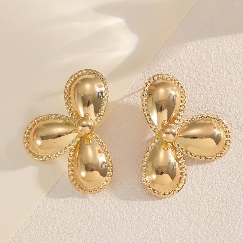 

Металлические глянцевые серьги-капли в виде цветка, подчеркнутая индивидуальность, нишевый темперамент, высококлассные серьги золотой