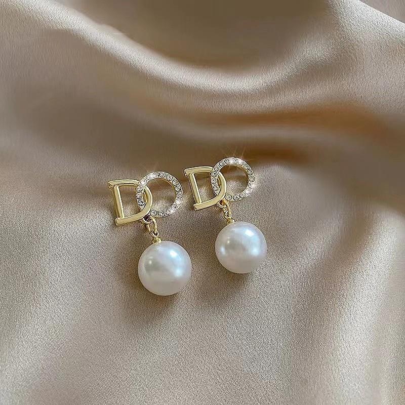 Orecchini alla moda con frange, lussuosi e sofisticati, dal fascino elegante. Lunghi Orecchini di Perle per uno Stile Versatile e Raffinato.