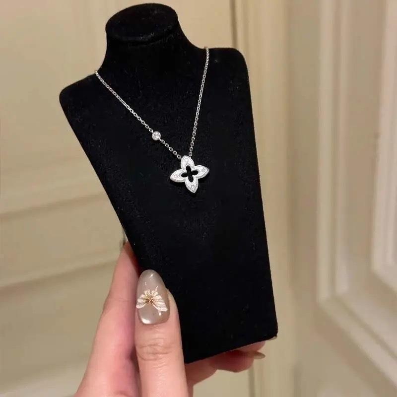Elegant Four-Leaf Clover Pendant Necklace - Versatile Clavicle Chain for Women