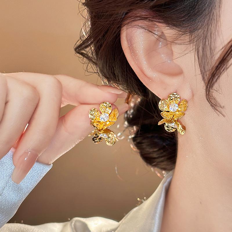 Boucles d'Oreilles Clous Fleur en Métal Français Élégantes pour Femmes - Haut de Gamme, Tendance, Polyvalentes, Style Cool