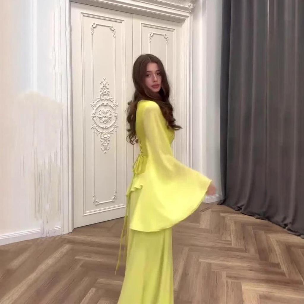 Sukienka w stylu dworskim na jesień 2024 r. z rękawami dzwonkowymi i falbanką