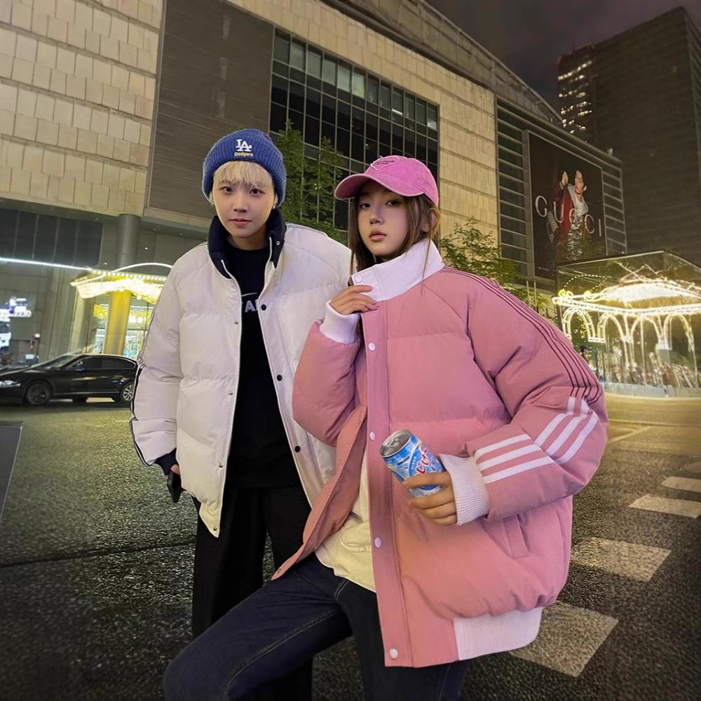 Cotton-padded clothes are popular in winter. Men's thickened jackets and women's stand-up collars are couples' three-bar bread clothes.