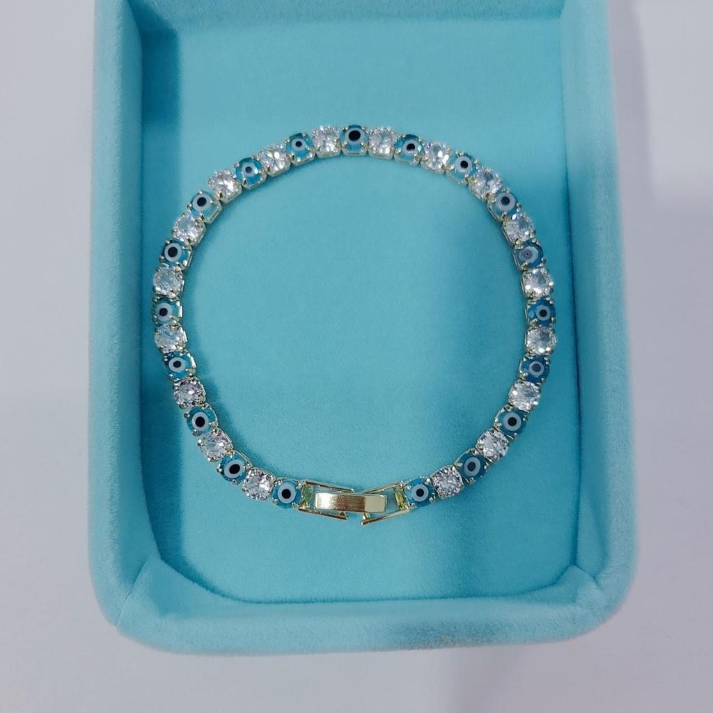 Elegant Zircon Bracelet for Women - Luxurious, Exquisite, Crystal Design Bangle with a Sophisticated Touch.