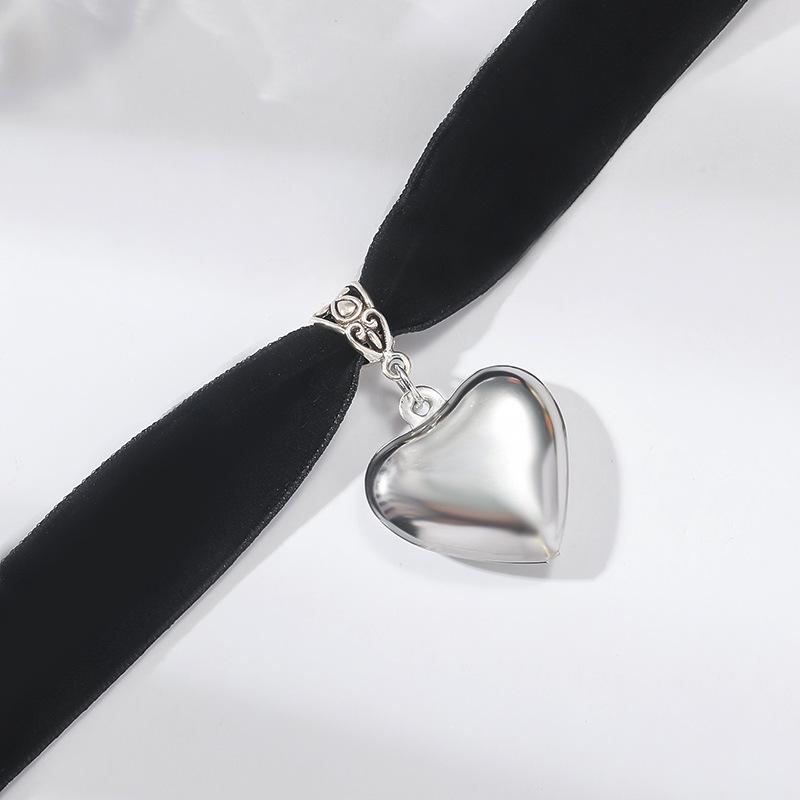 Junan Gothic Black Velvet Heart Pendant Choker Necklace