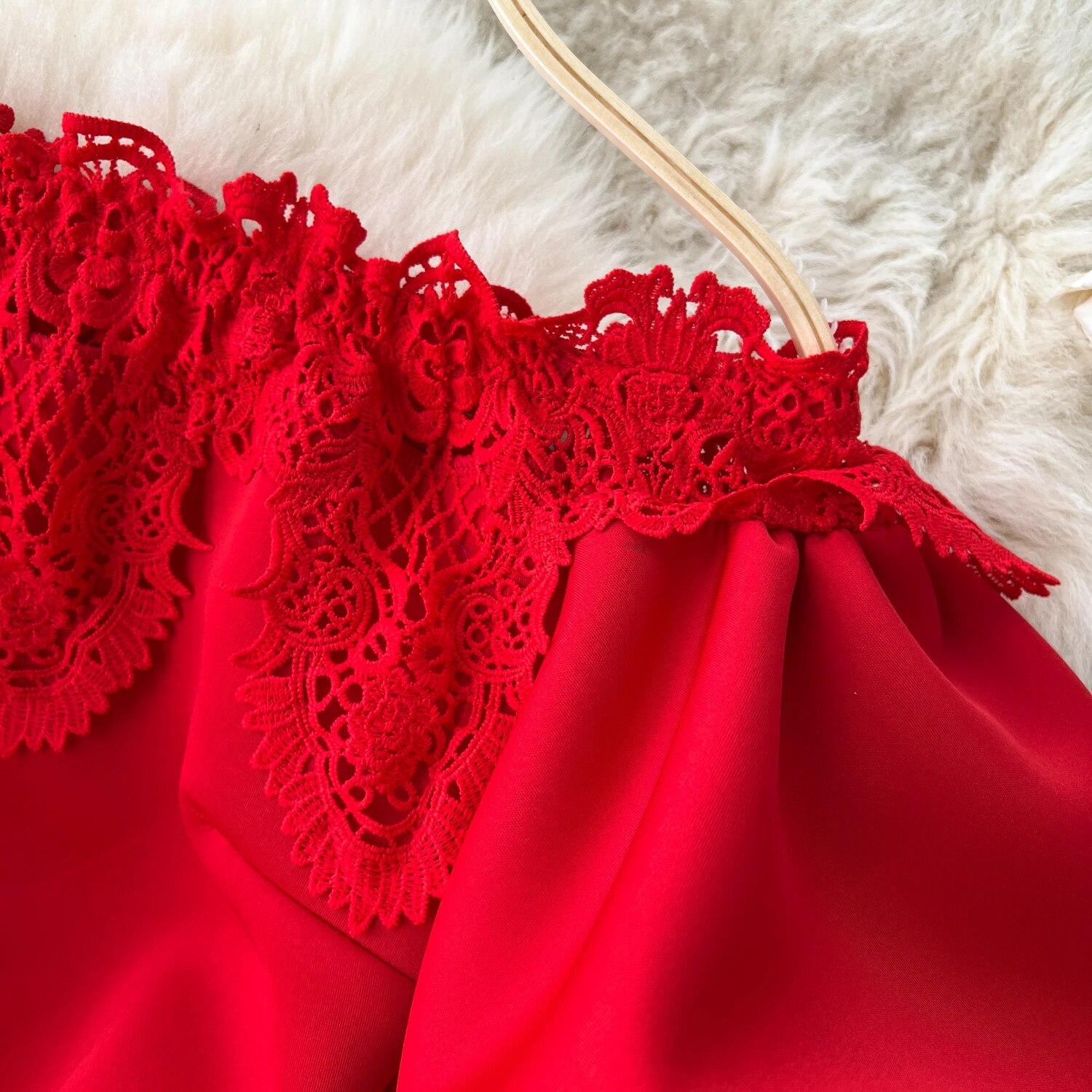 Элегантное сексуальное кружевное платье с высокой талией и рюшами и разрезом на шее — фото 8