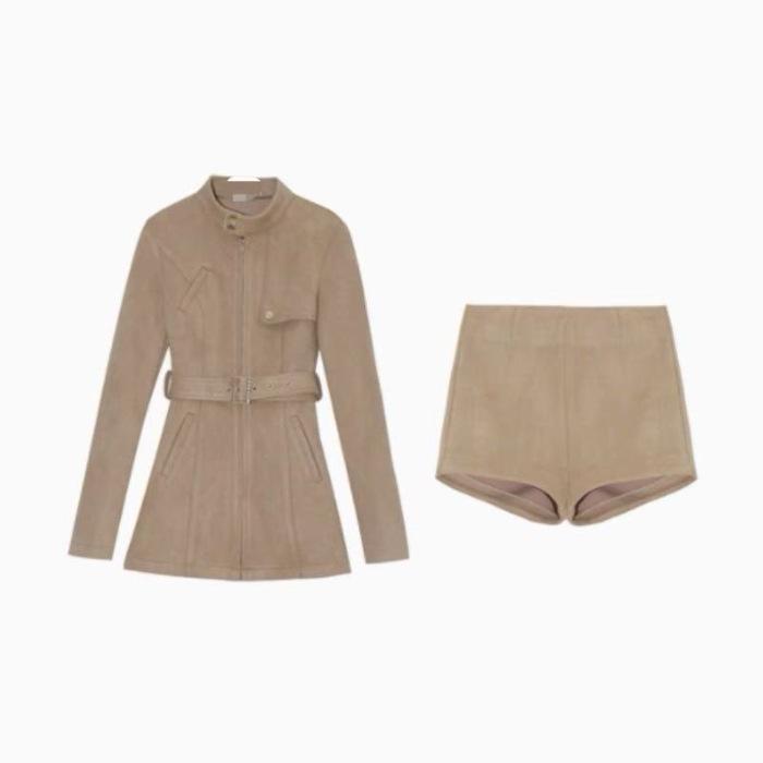 

Женский комплект из двух предметов из замши: Куртка и шорты облегающего кроя с воротником-стойкой на осень/зиму S