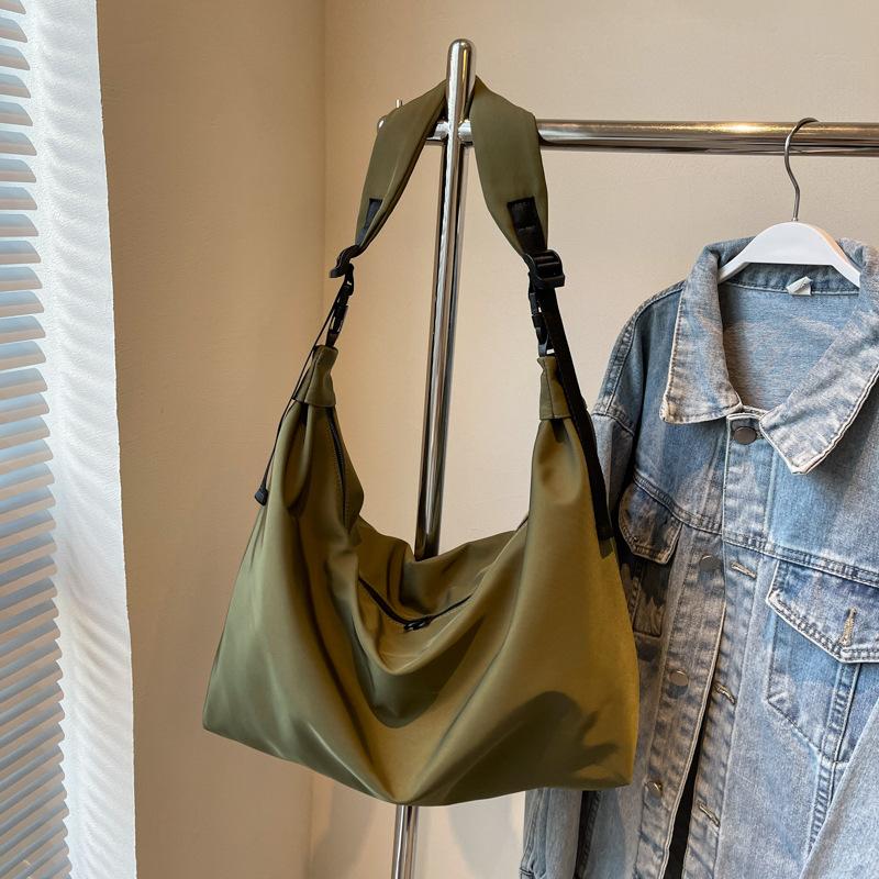 

Осень 2025 новая женская сумка повседневная простая сумка через плечо большая вместимость сумка-тоут корейская версия студенческая сумка-мессенджер мода