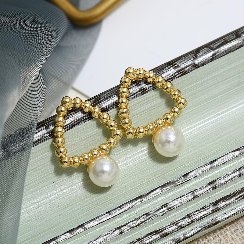 Retro Baroque Pearl Stud Earrings Women's Versatile High-end French Earrings, Simple Temperament, Personalized Trendy Ear Jewelry