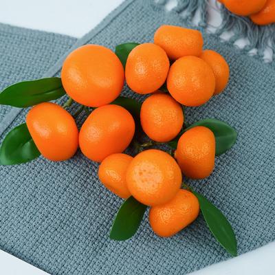 Einzigartiges gefälschtes orangefarbenes Ornament. Schön aussehende Neuheit in leuchtenden Farben