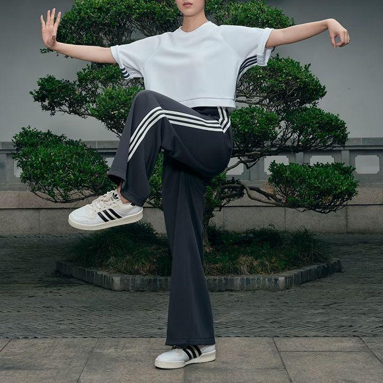 Adidas Originální grafické tričko Clover Toc s krátkým kulatým výstřihem, sportovní tričko pro ženy, bílé IN1006