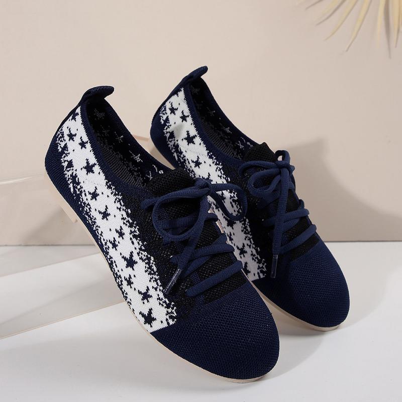 A Large-sized, Breathable, Two-tone, Front-lacing, Lightweight Sports Shoe for Women