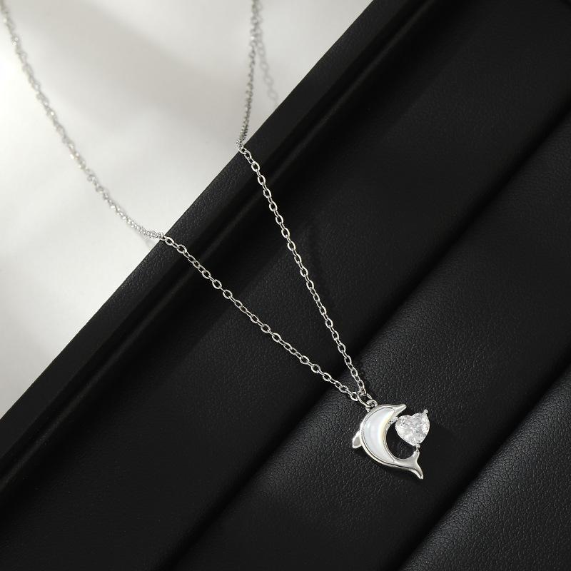 Naszyjniki Naszyjnik z perłową muszlą i delfinem Prezent świąteczny dla kobiet Zawieszki Modny Wisiorek w stylu vintage Biżuteria