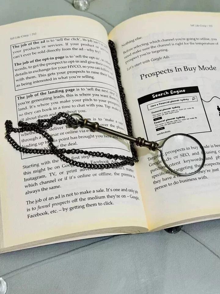 

Antique Brass Magnifier With Brass Chain For Reading коричневий